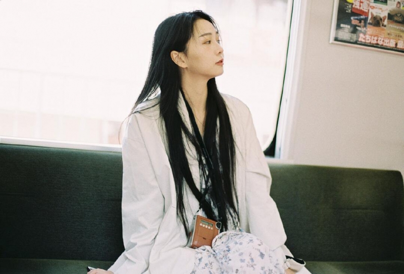 文艺女神长发披肩知性优雅图片  第5张
