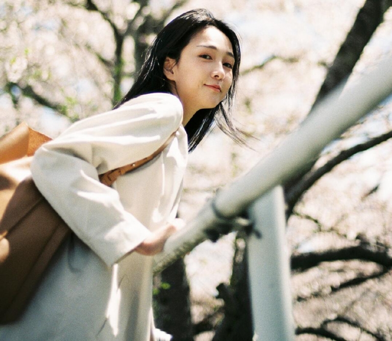 文艺女神长发披肩知性优雅图片  第6张