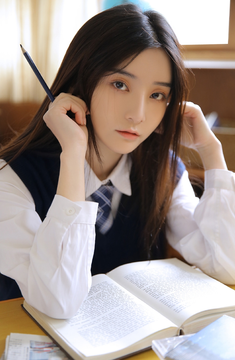 教室美女学生制服白丝美腿私拍  第1张