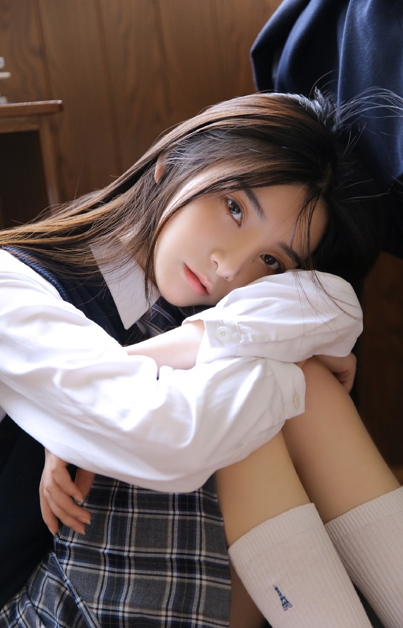 教室美女学生制服白丝美腿私拍  第2张