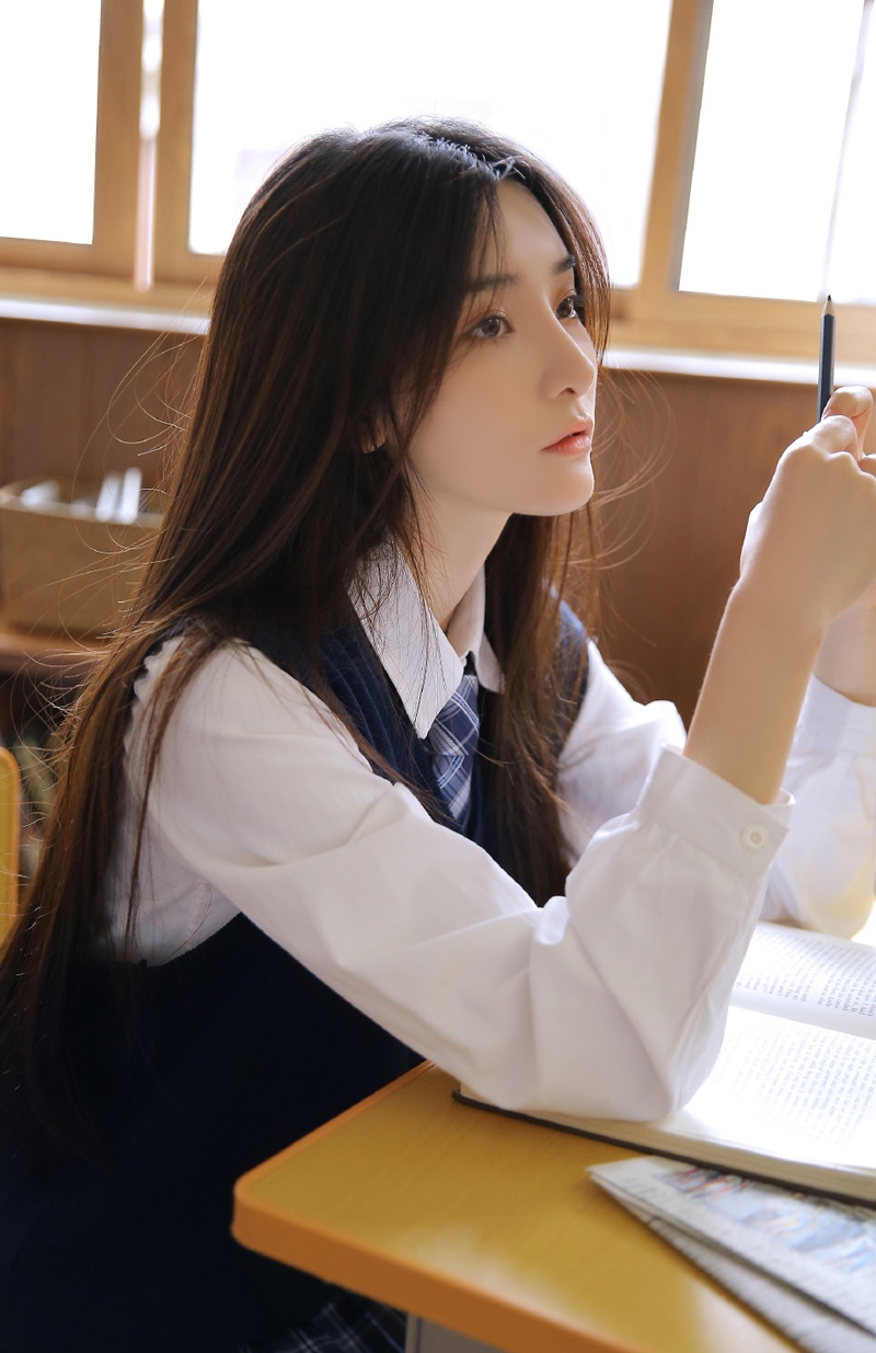 教室美女学生制服白丝美腿私拍  第3张