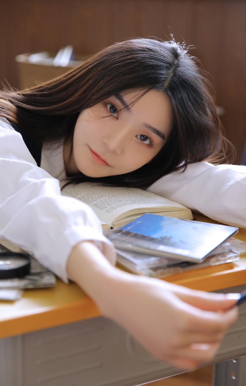 教室美女学生制服白丝美腿私拍  第4张