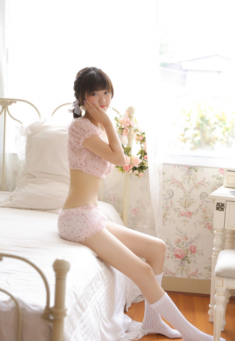 白丝美女小蛮腰大长腿居家写真  第1张