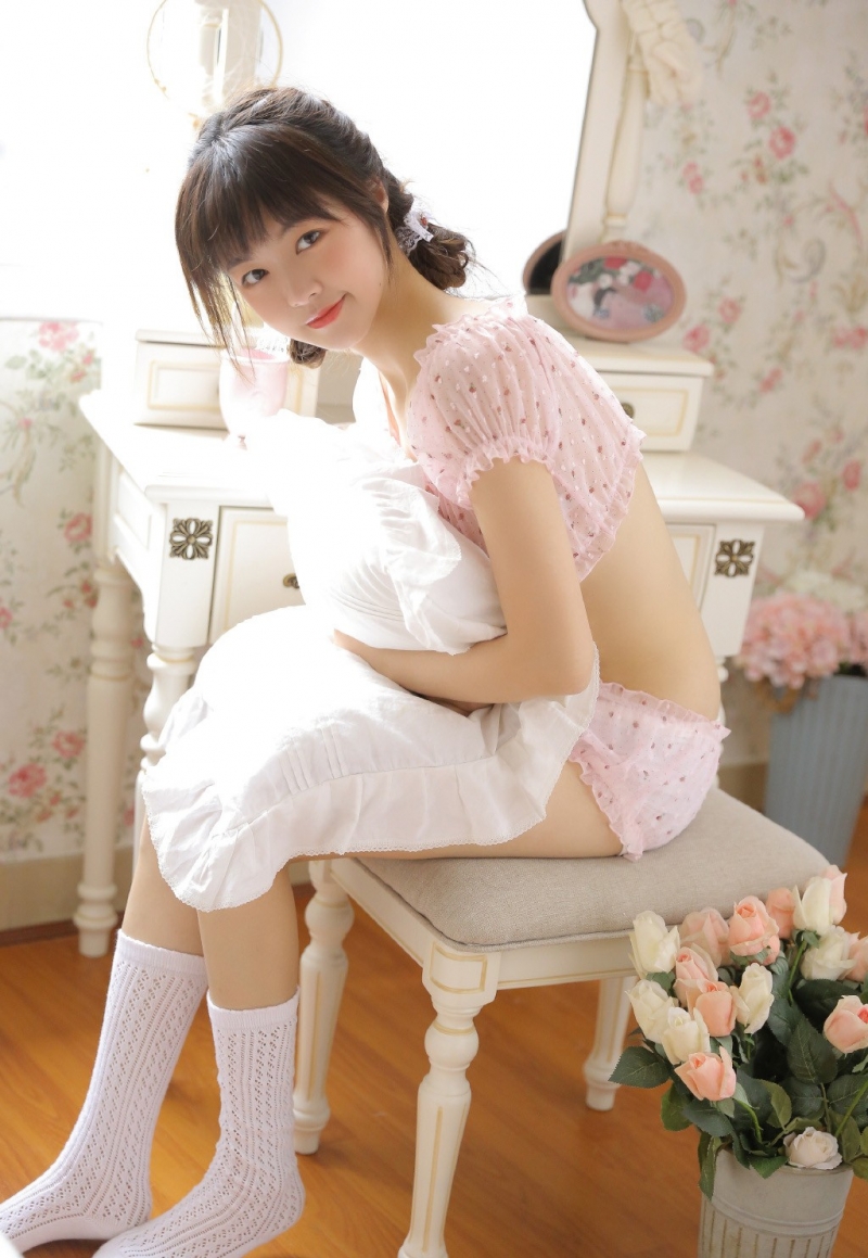 白丝美女小蛮腰大长腿居家写真  第4张