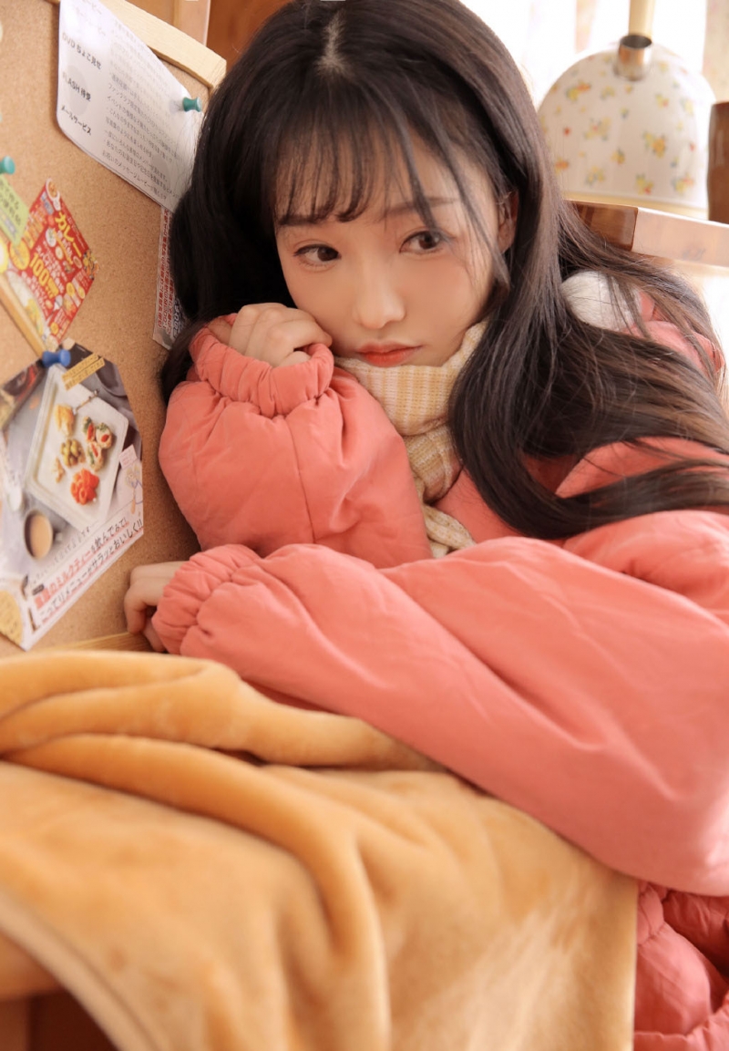 长发妹子露齿甜笑室内个人写真  第1张