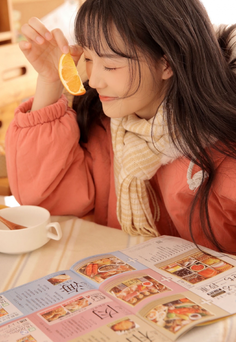 长发妹子露齿甜笑室内个人写真  第2张