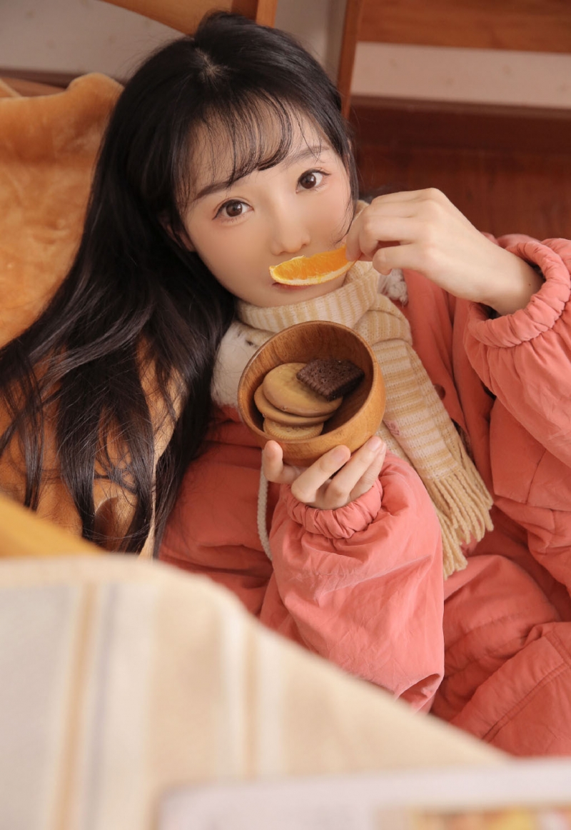 长发妹子露齿甜笑室内个人写真  第3张