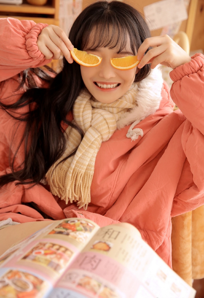 长发妹子露齿甜笑室内个人写真  第5张