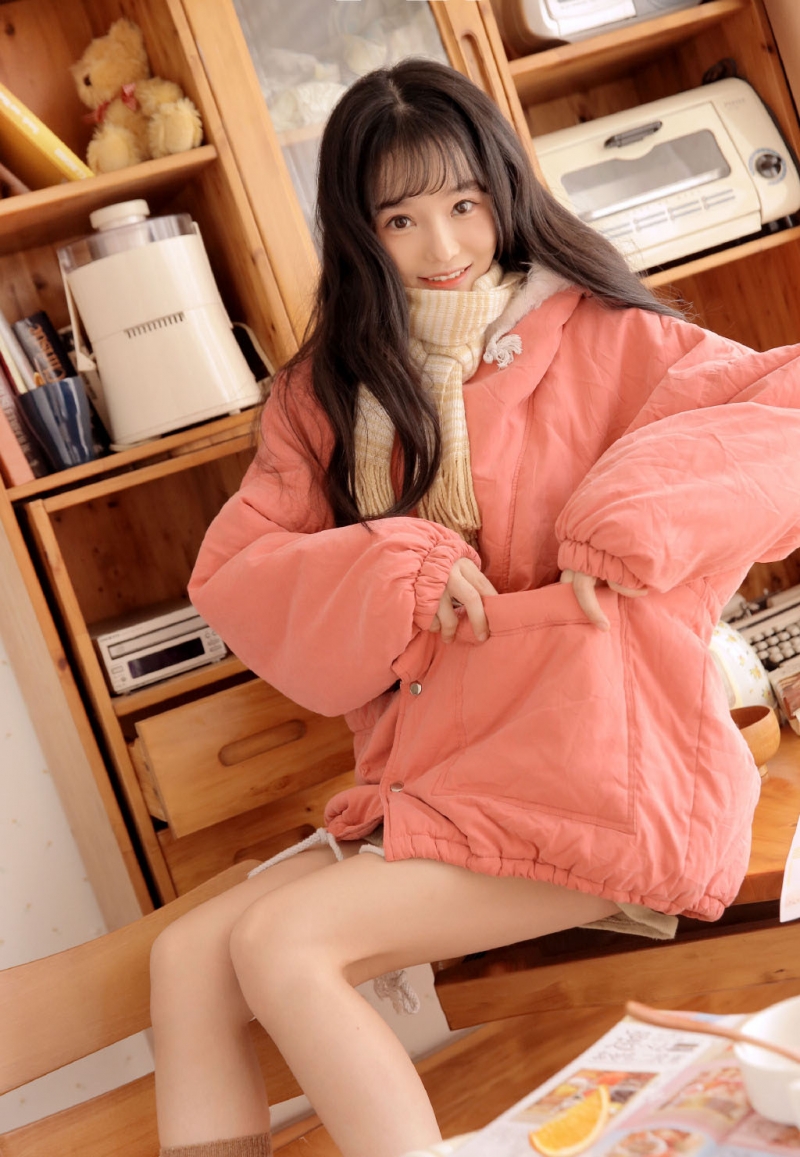 长发妹子露齿甜笑室内个人写真  第7张