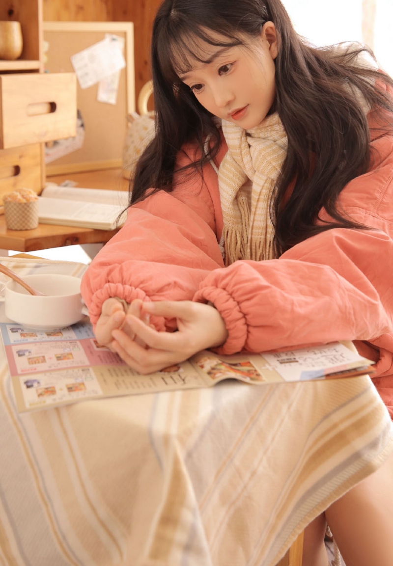 长发妹子露齿甜笑室内个人写真  第8张