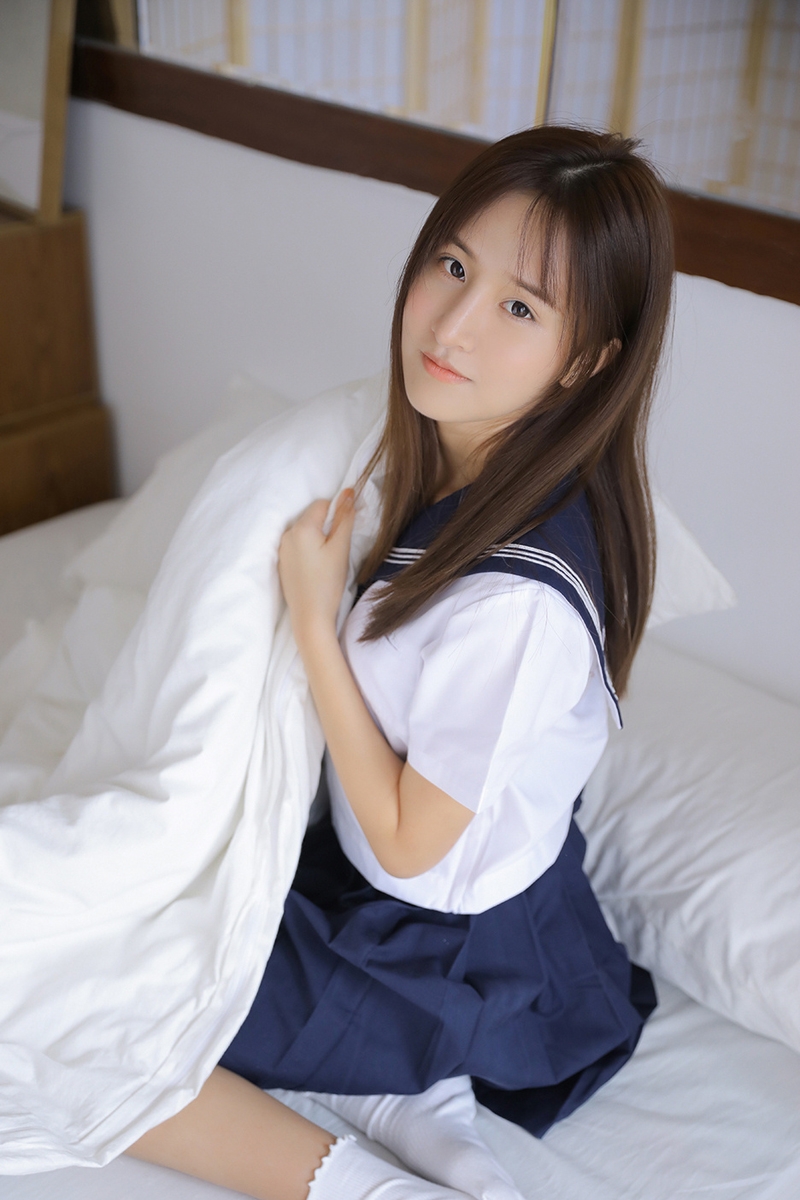清纯水手服学生妹室内个人写真  第1张
