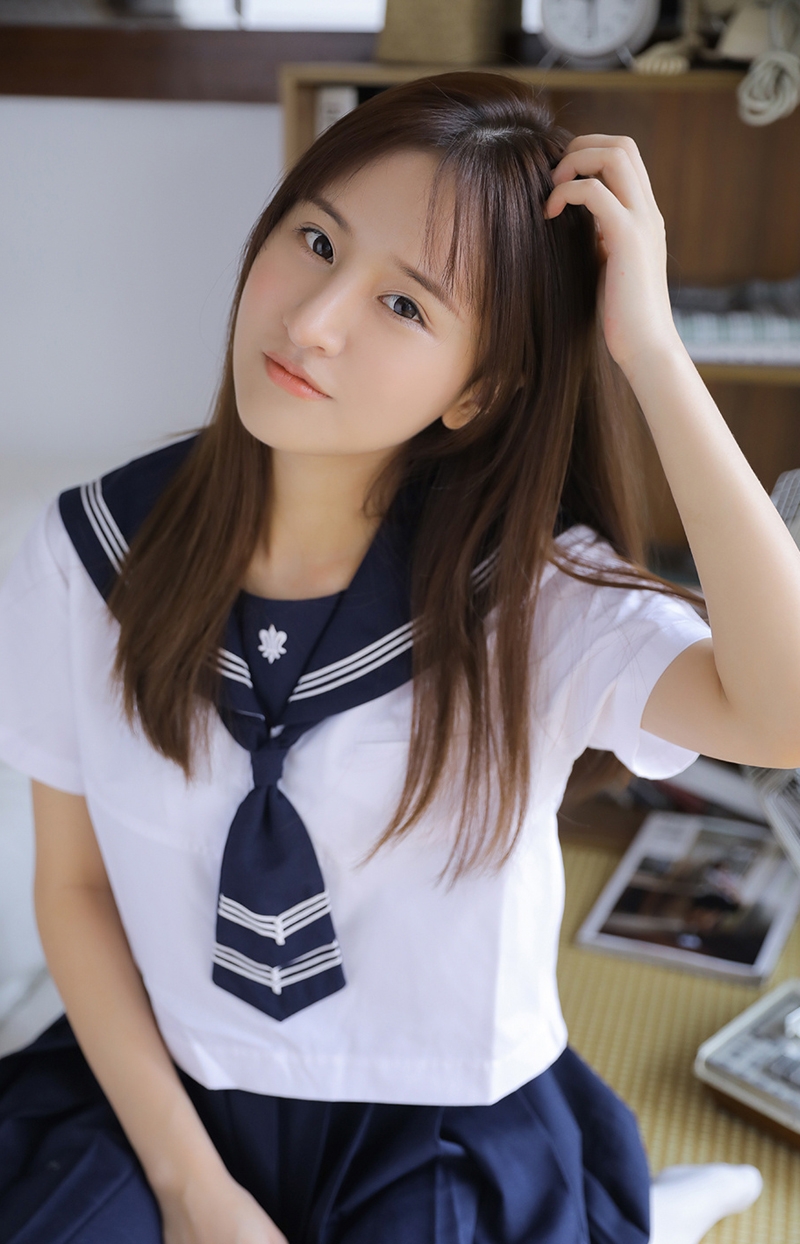 清纯水手服学生妹室内个人写真  第2张
