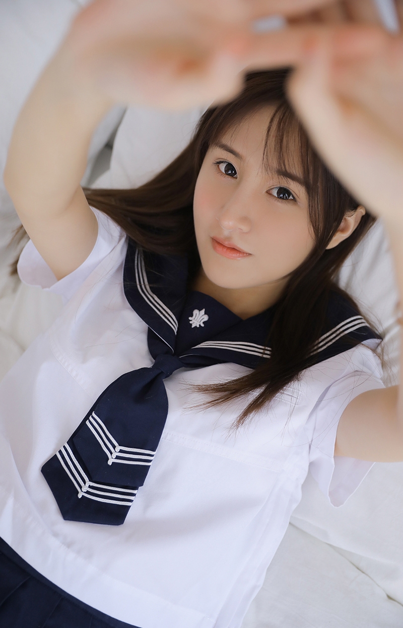 清纯水手服学生妹室内个人写真  第3张