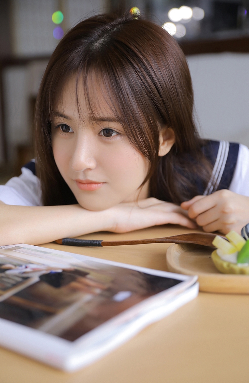清纯水手服学生妹室内个人写真  第4张
