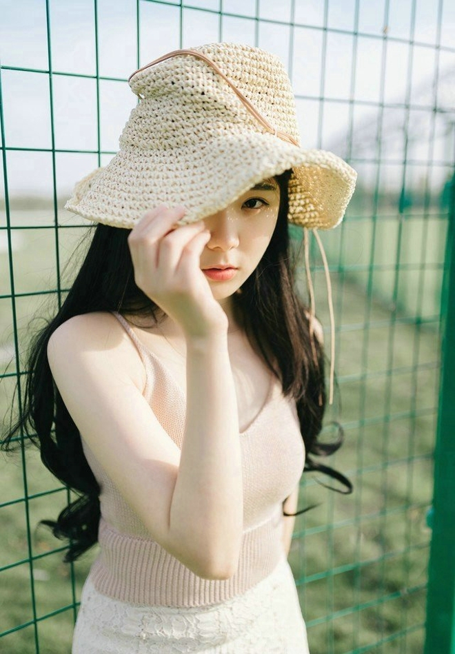 草帽美女黑长直发清新可人写真  第2张