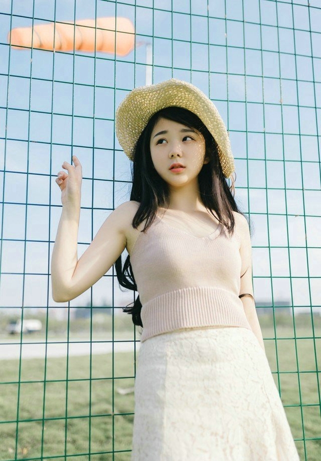 草帽美女黑长直发清新可人写真  第3张