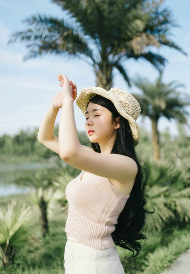 草帽美女黑长直发清新可人写真  第4张