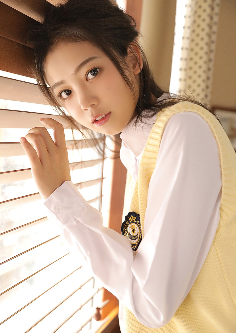 长发美女校花学生制服短裙私拍  第1张