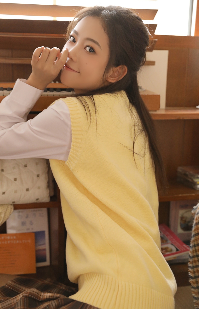 长发美女校花学生制服短裙私拍  第4张