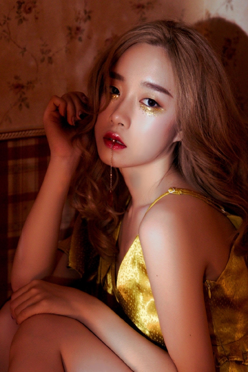 金发女郎吊带长裙香肩美腿套图  第2张