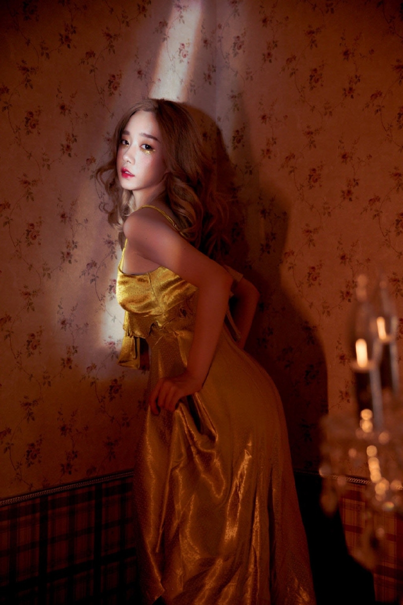金发女郎吊带长裙香肩美腿套图  第7张
