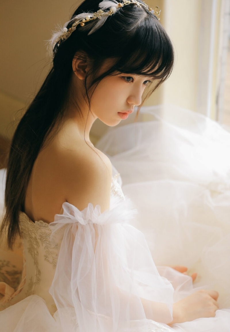 清纯美女蕾丝纱裙香肩诱惑美图  第2张