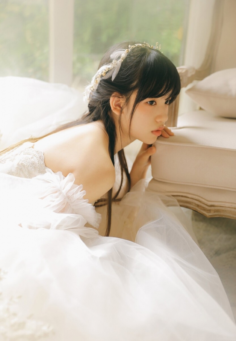 清纯美女蕾丝纱裙香肩诱惑美图  第3张