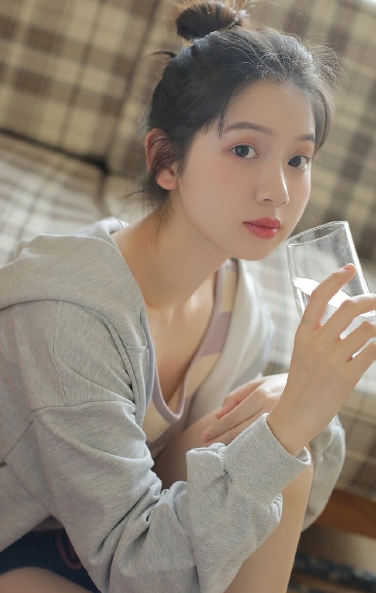 娃娃脸萌妹子吊带短裤室内写真  第1张