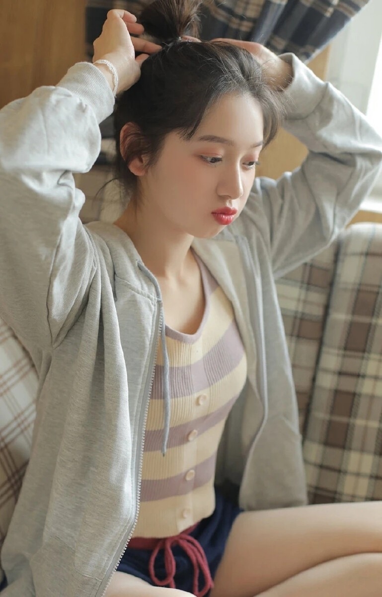 娃娃脸萌妹子吊带短裤室内写真  第2张