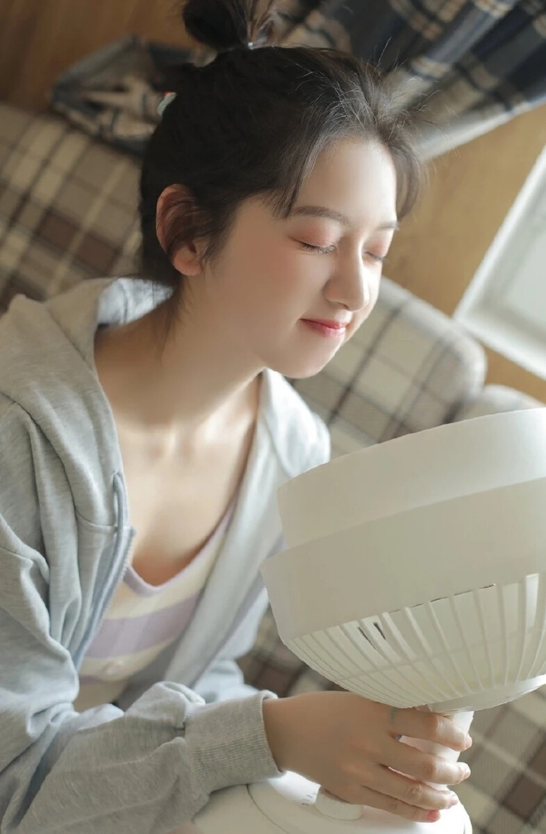 娃娃脸萌妹子吊带短裤室内写真  第3张