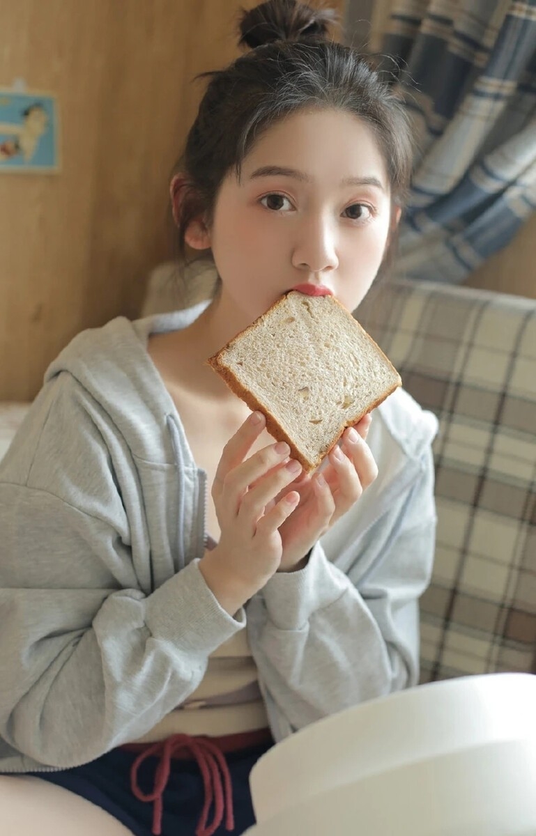 娃娃脸萌妹子吊带短裤室内写真  第4张
