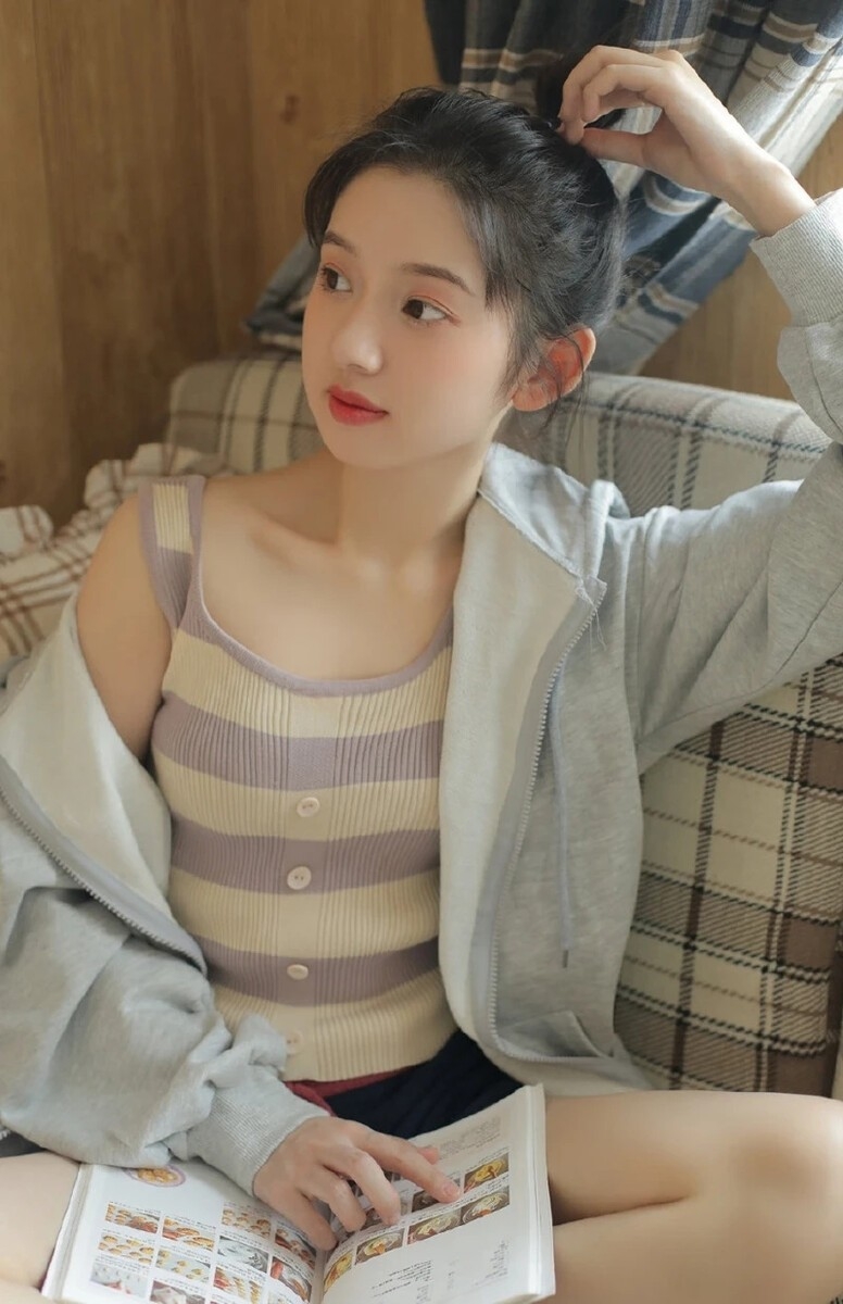 娃娃脸萌妹子吊带短裤室内写真  第5张