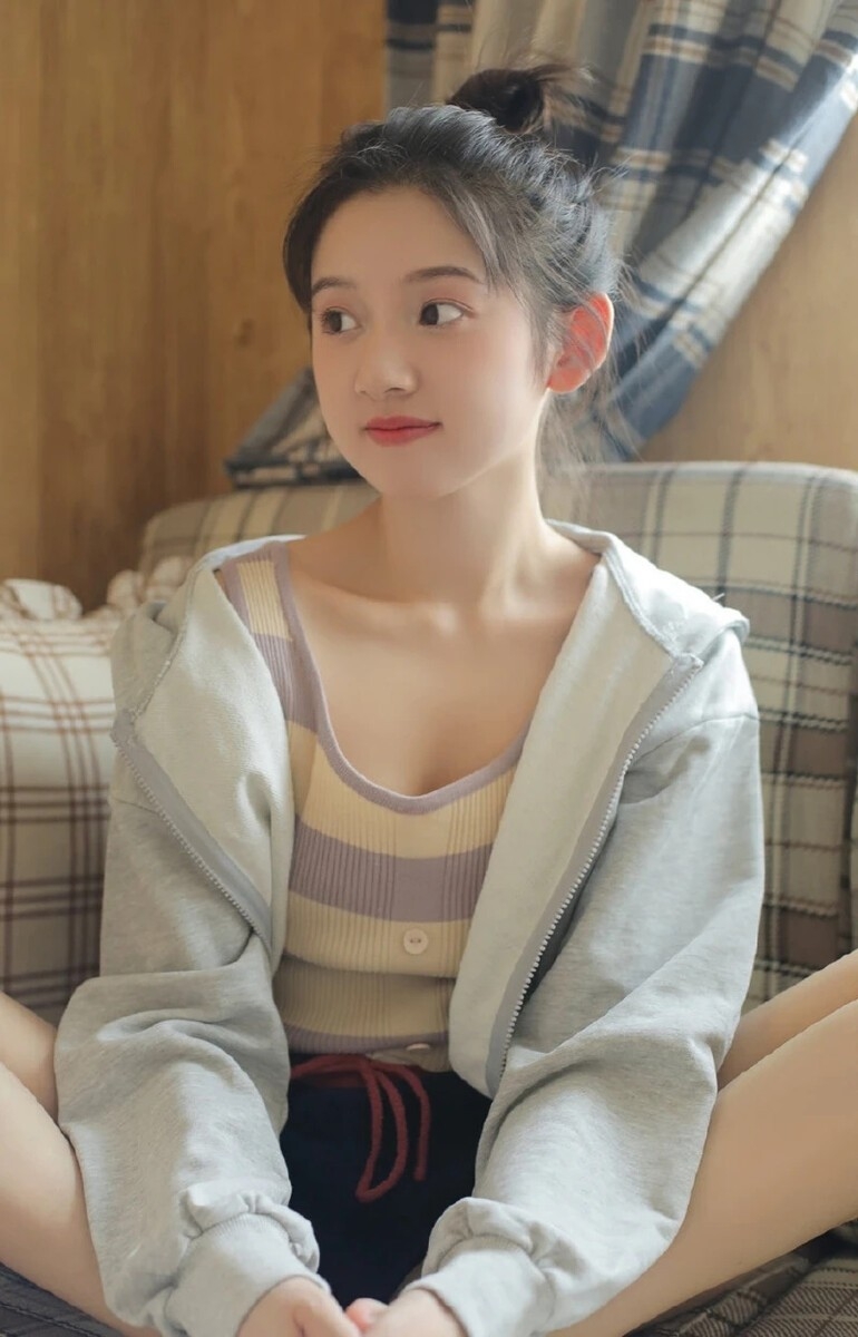 娃娃脸萌妹子吊带短裤室内写真  第6张