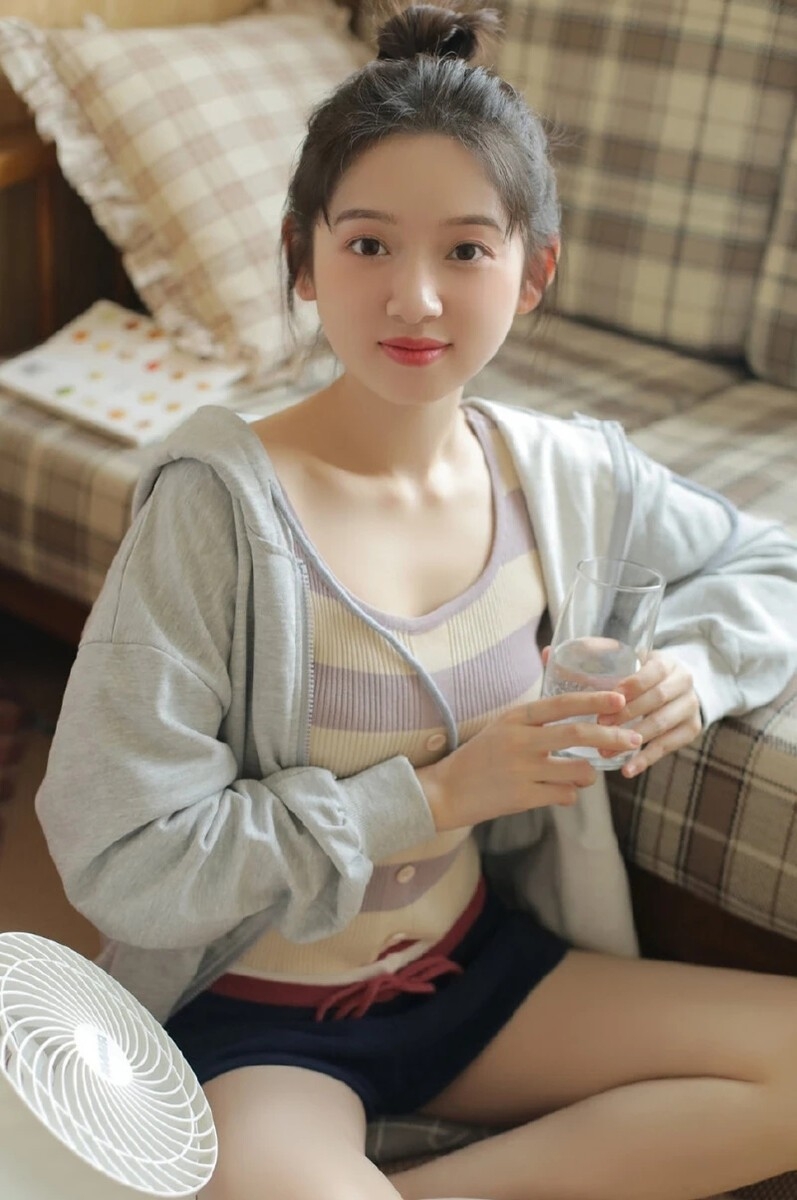 娃娃脸萌妹子吊带短裤室内写真  第7张