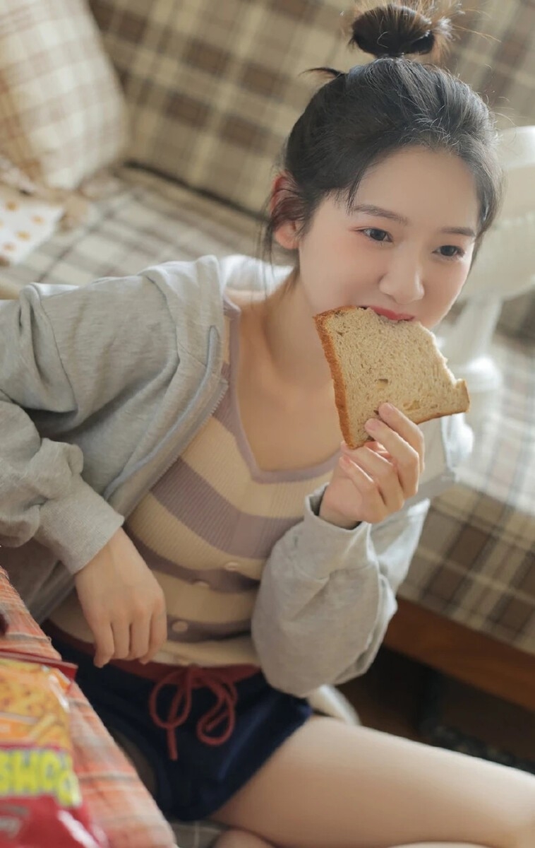 娃娃脸萌妹子吊带短裤室内写真  第8张