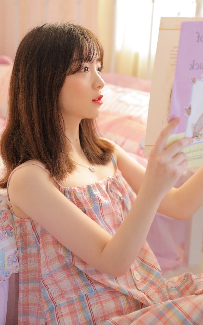 素颜美女吊带睡裙慵懒随性写真  第1张