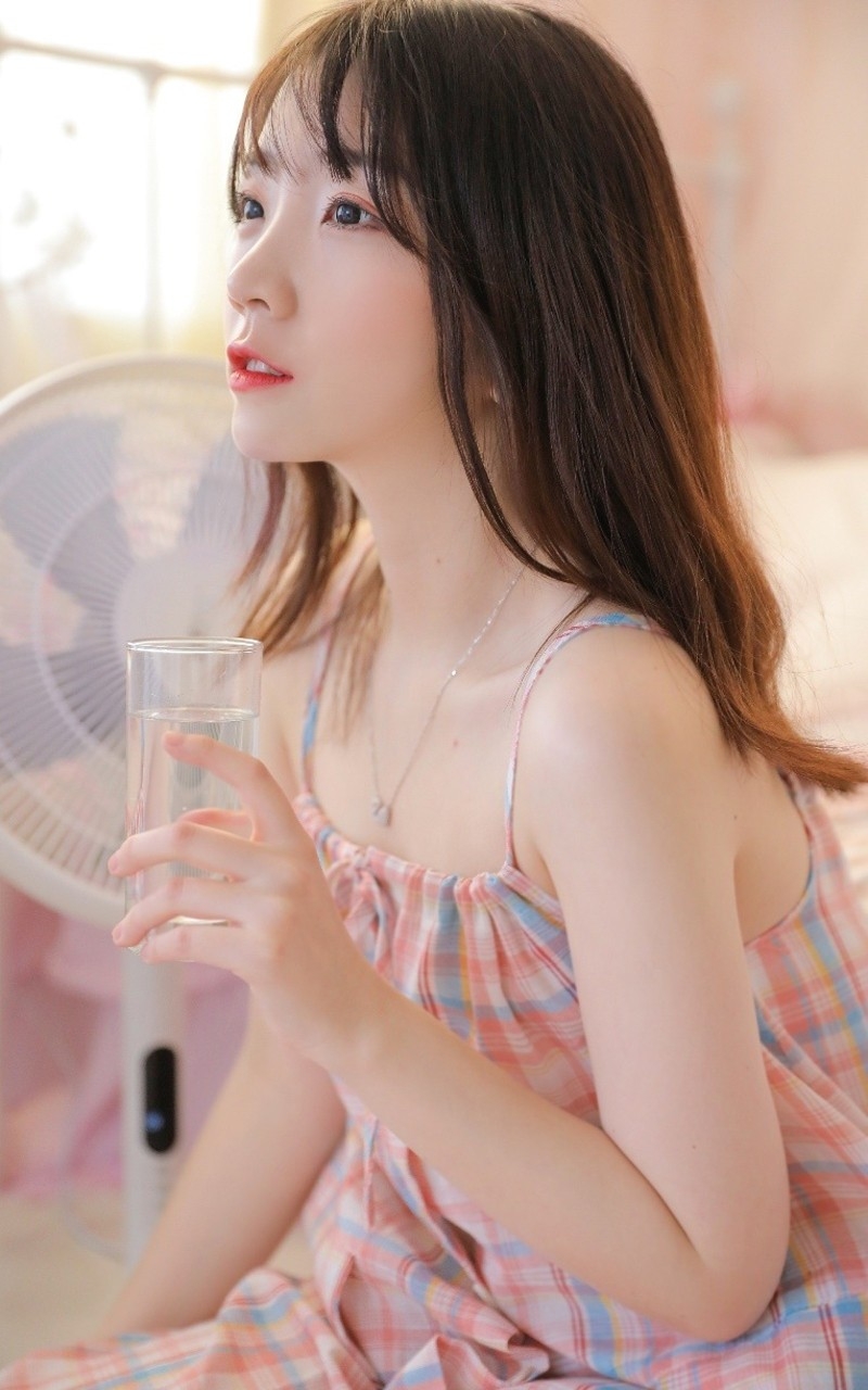素颜美女吊带睡裙慵懒随性写真  第2张