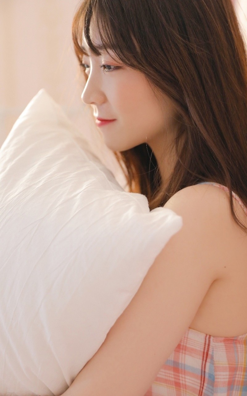 素颜美女吊带睡裙慵懒随性写真  第3张