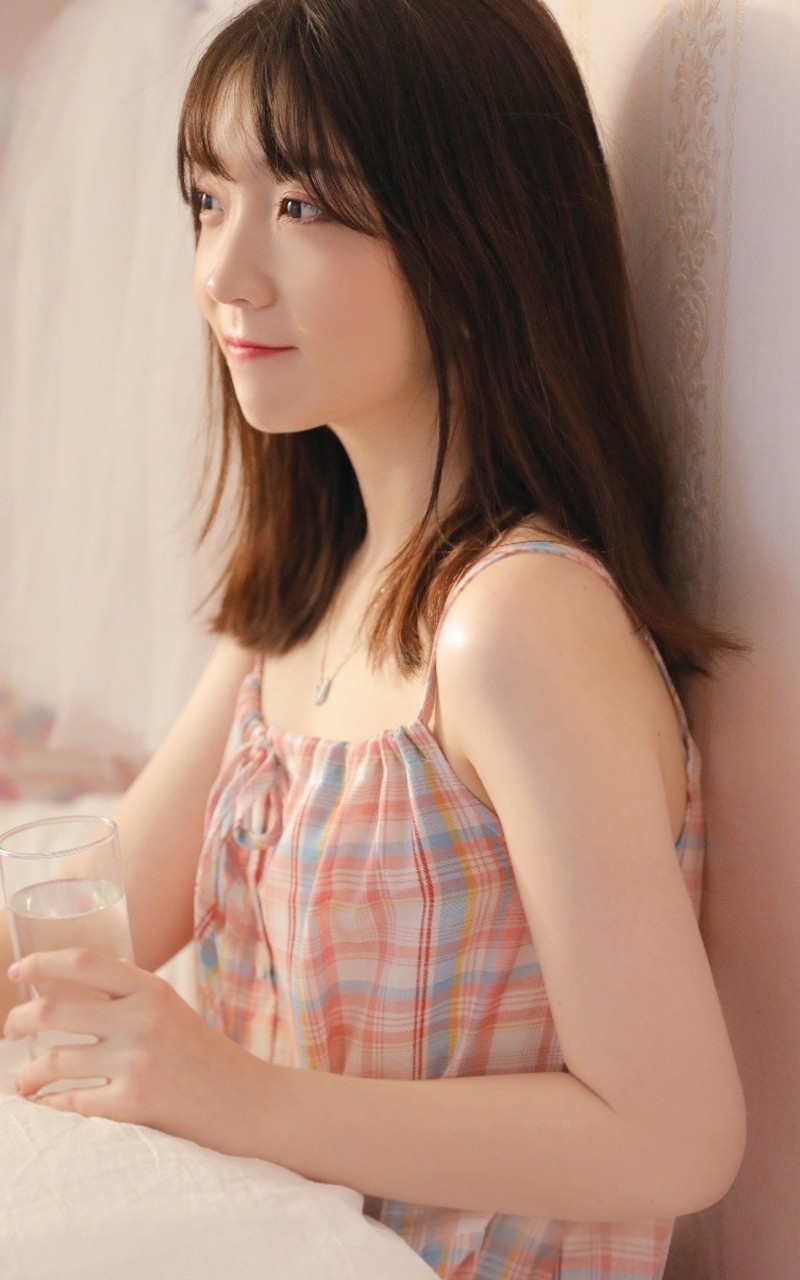 素颜美女吊带睡裙慵懒随性写真  第4张