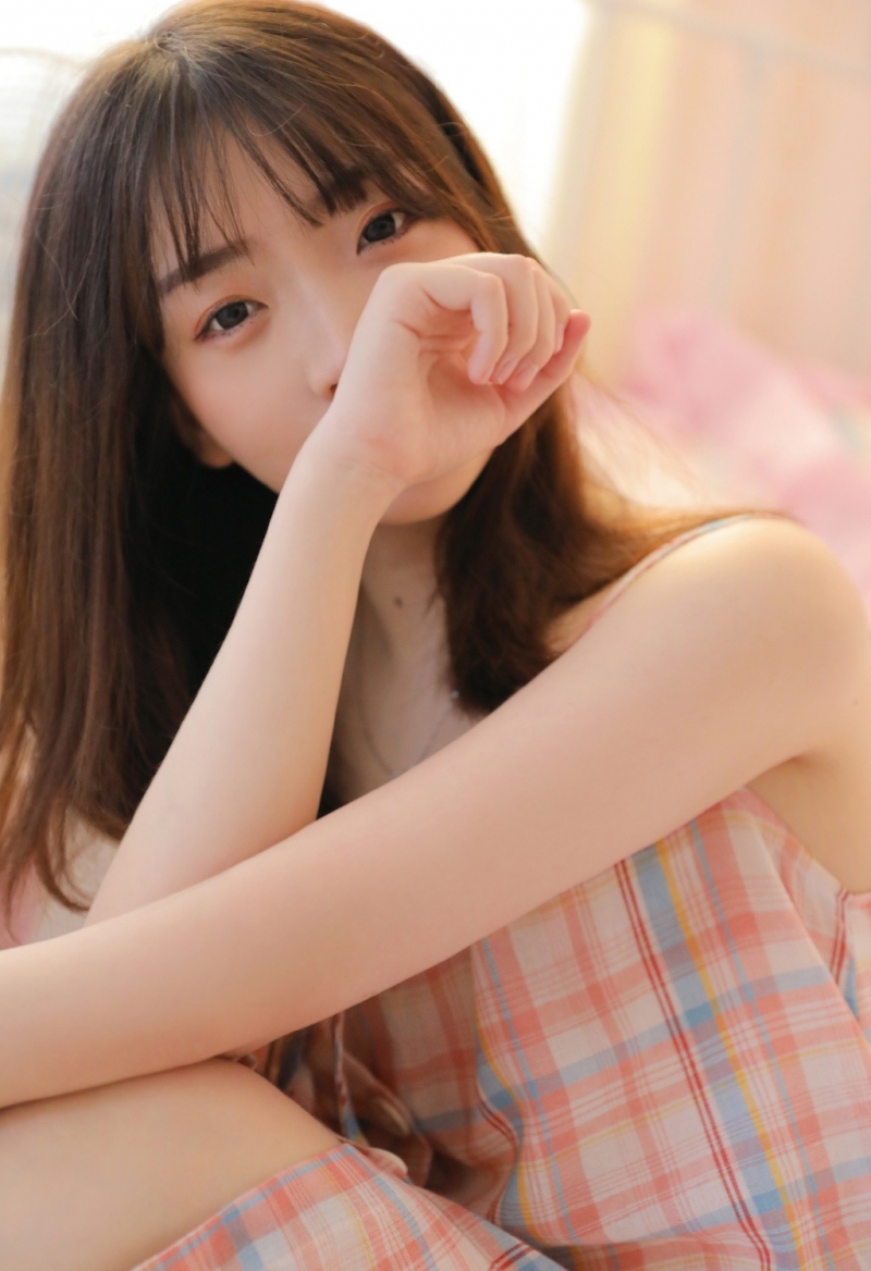 素颜美女吊带睡裙慵懒随性写真  第7张