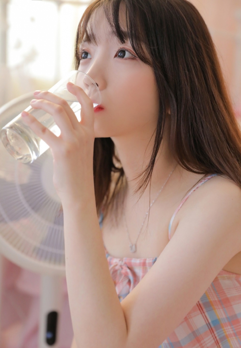 素颜美女吊带睡裙慵懒随性写真  第8张