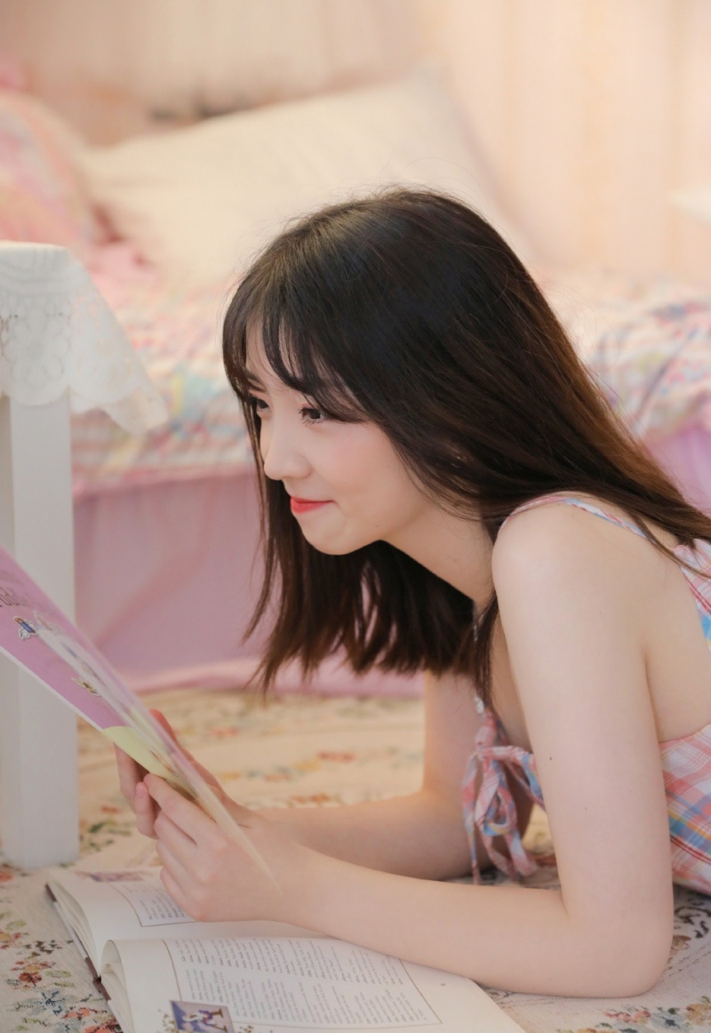 素颜美女吊带睡裙慵懒随性写真  第11张