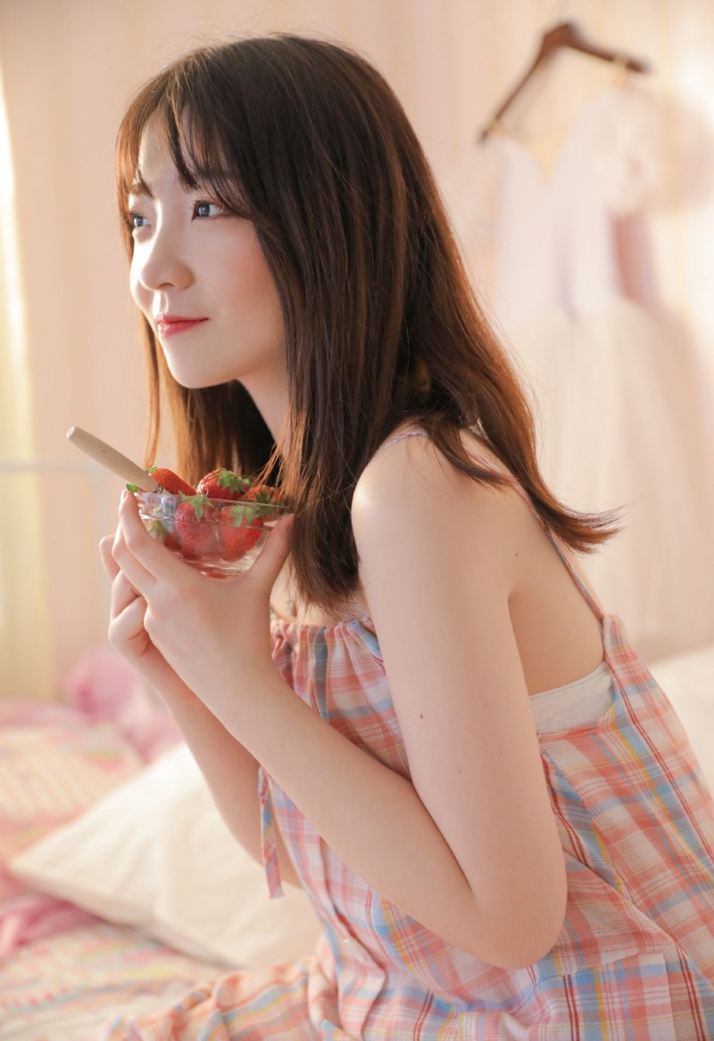 素颜美女吊带睡裙慵懒随性写真  第12张
