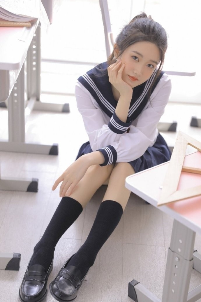 高马尾学生妹日系制服教室写真  第1张