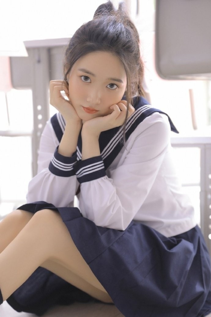 高马尾学生妹日系制服教室写真  第2张