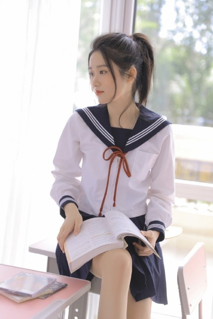 高马尾学生妹日系制服教室写真  第3张