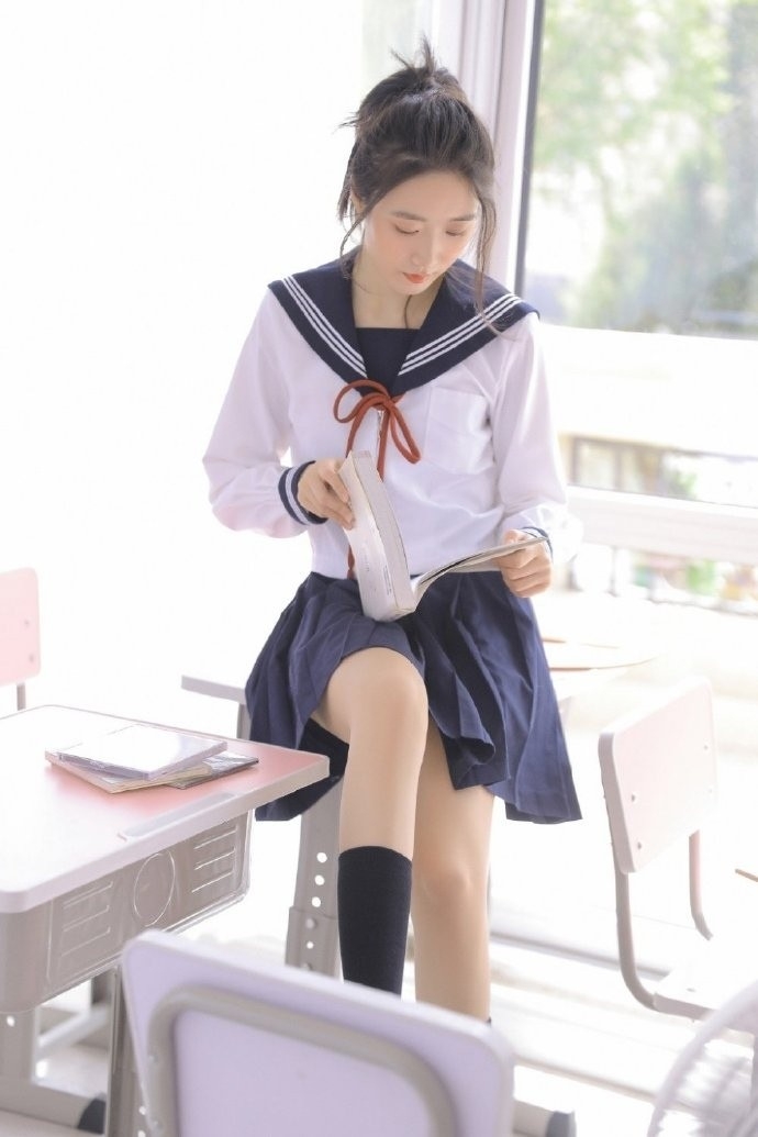 高马尾学生妹日系制服教室写真  第4张