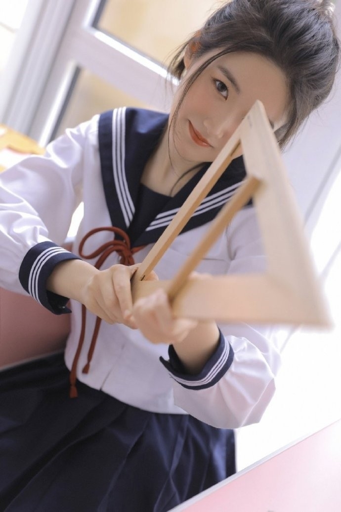 高马尾学生妹日系制服教室写真  第5张