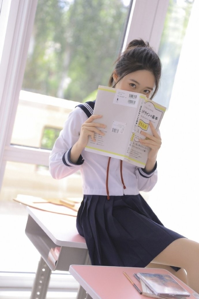 高马尾学生妹日系制服教室写真  第6张