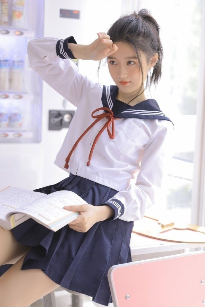 高马尾学生妹日系制服教室写真  第7张